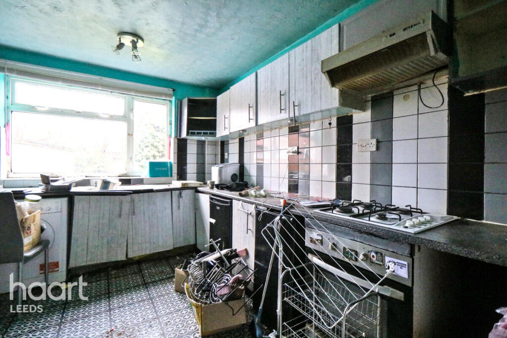 3-bed semi-detached on Cranmore Drive, LEEDS, £150,000