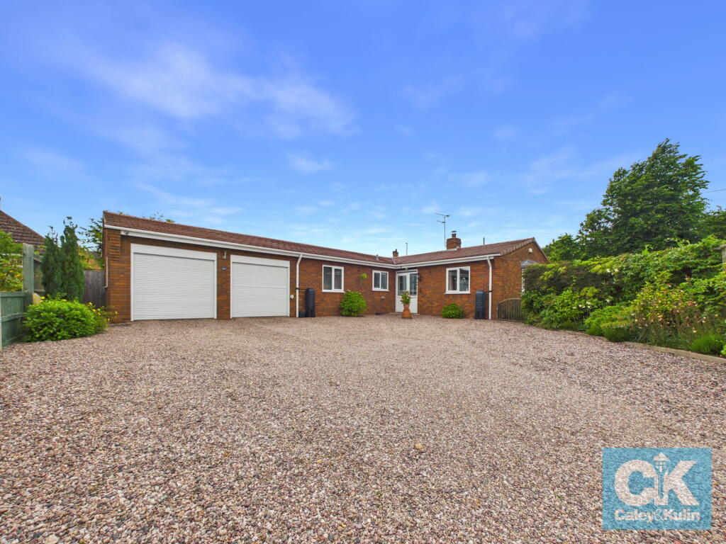3-bed detached on Old Coach Road, Bishops Wood, Staffordshire, ST19 9AD, £575,000