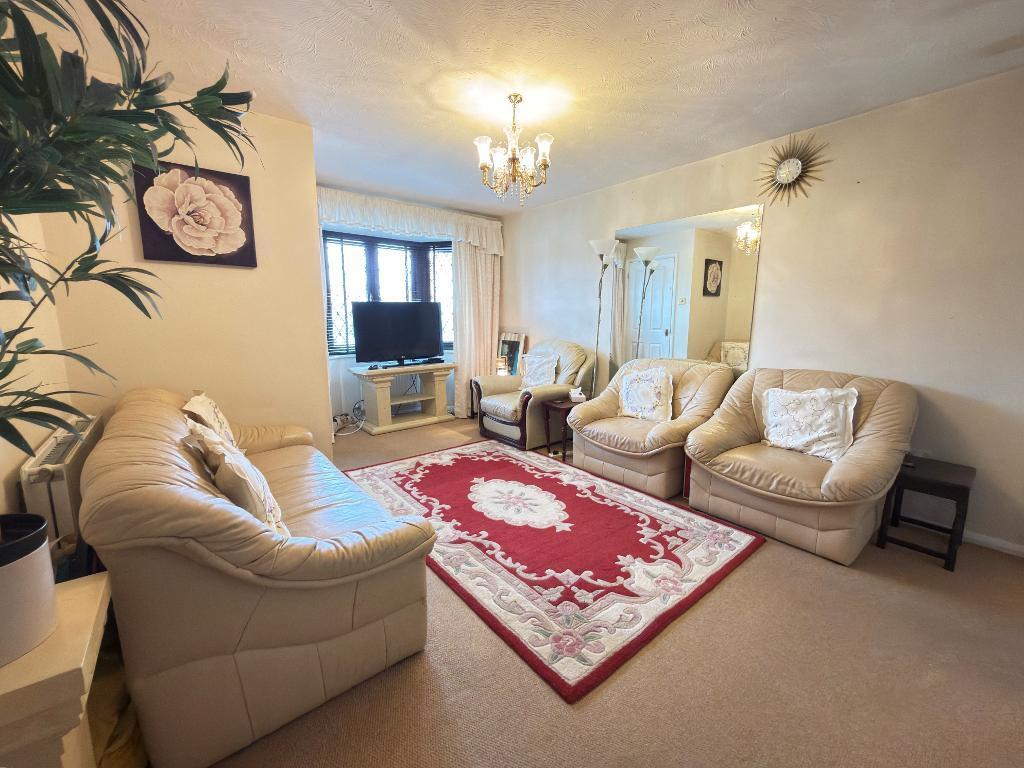House in Luton, Round Green - View 3