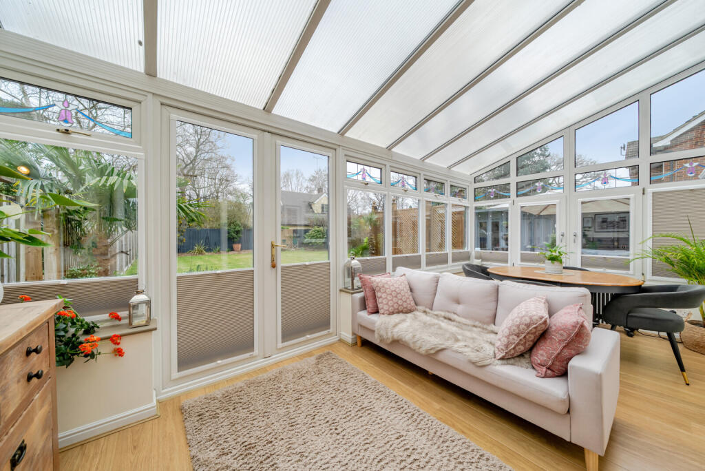 House in Woking, West Byfleet - More
