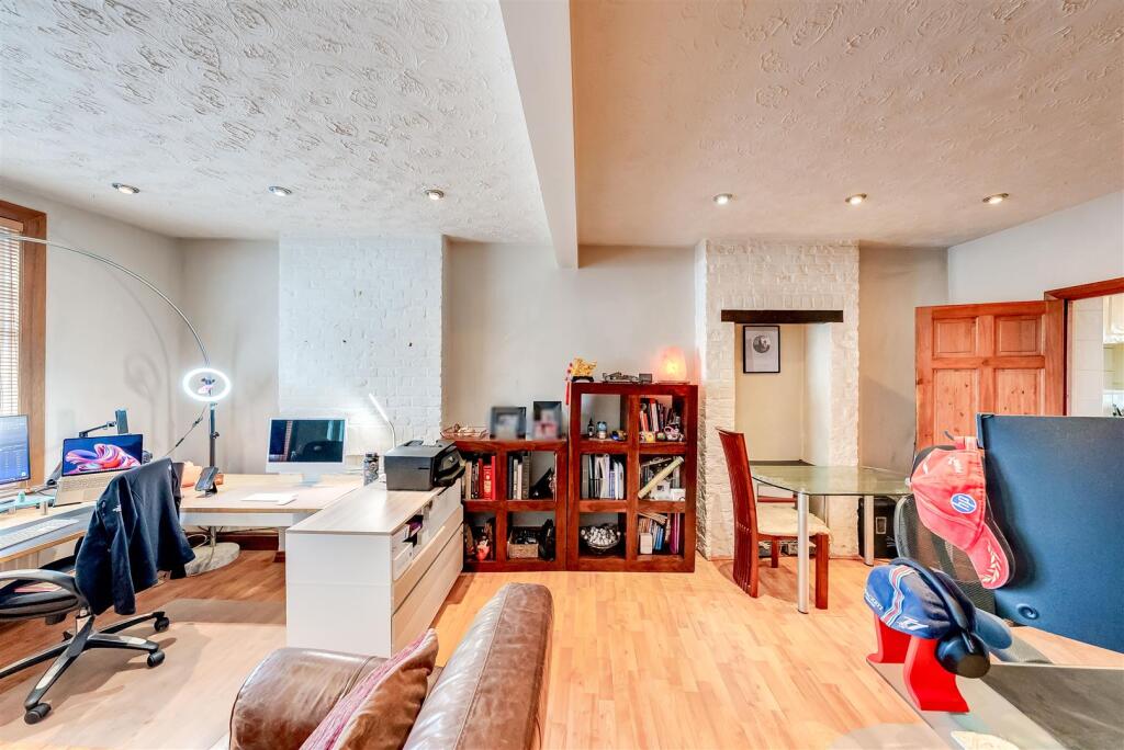 House in Dartford - More