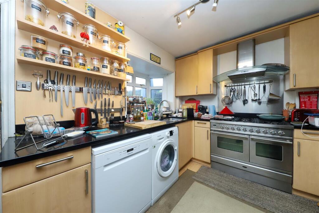 Beechwood Avenue, Hillingdon, UB8 photo 4