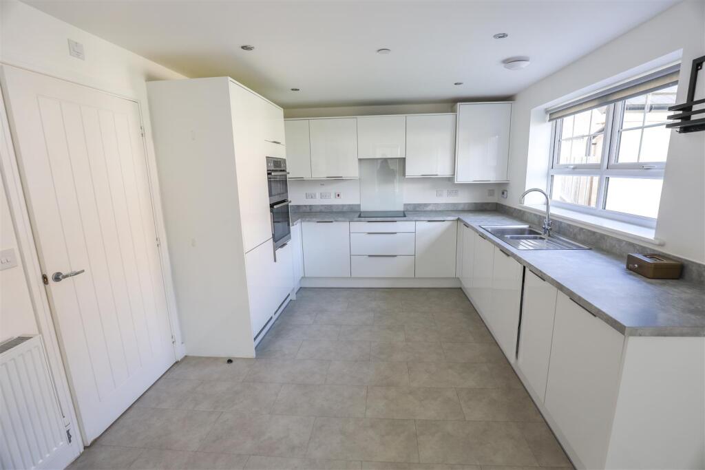 11 Fitzhamon Close, Cowbridge, Vale of Glamorgan, CF71 7GG photo 4