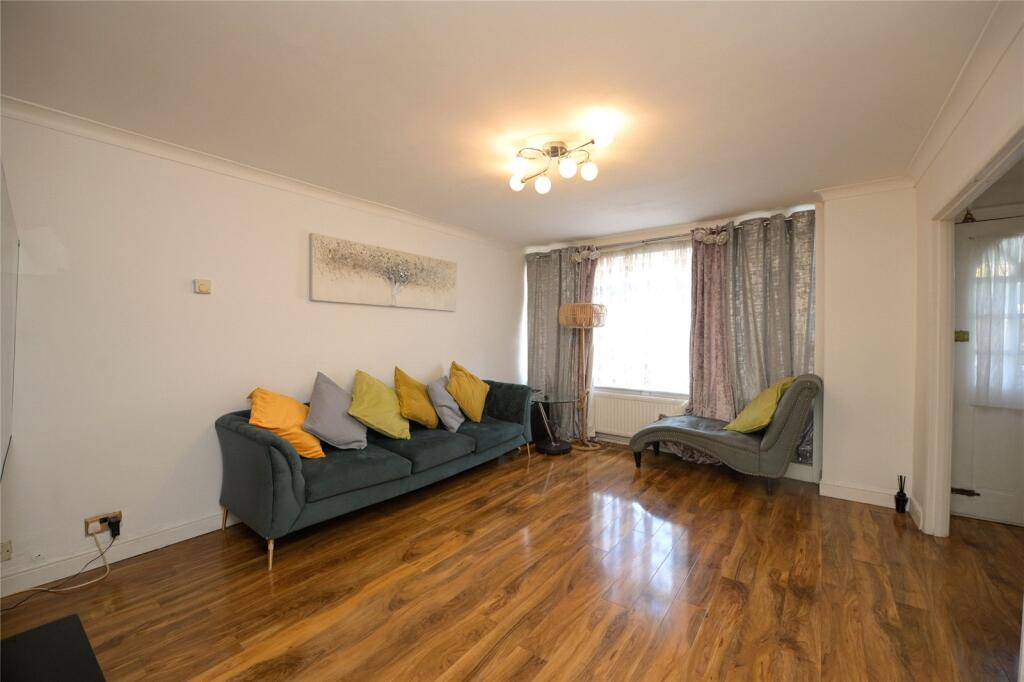 Hillrise Road, Collier Row, Romford, Havering, RM5 photo 3
