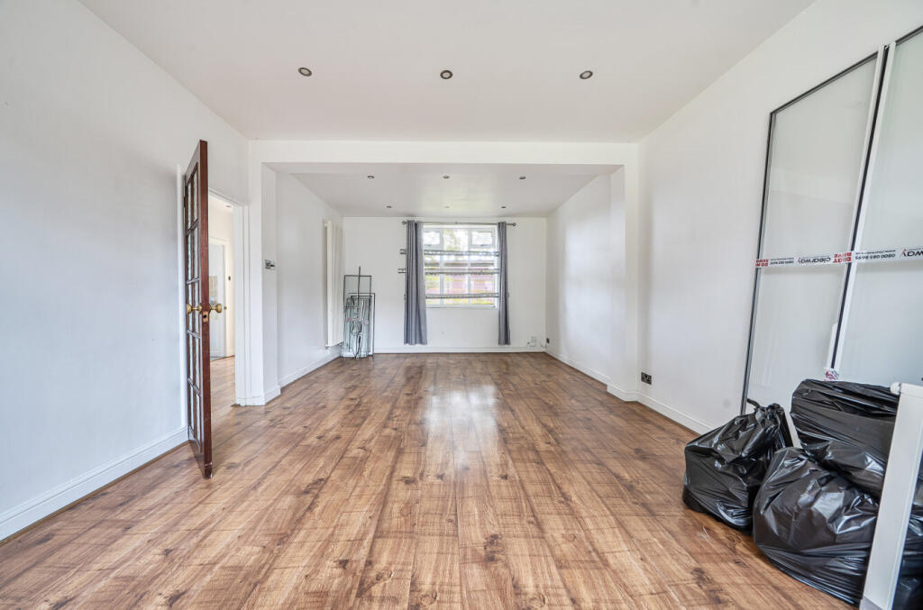 Manford Way, Chigwell photo 3