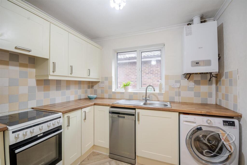 House in Mansfield, Forest Town - View 4