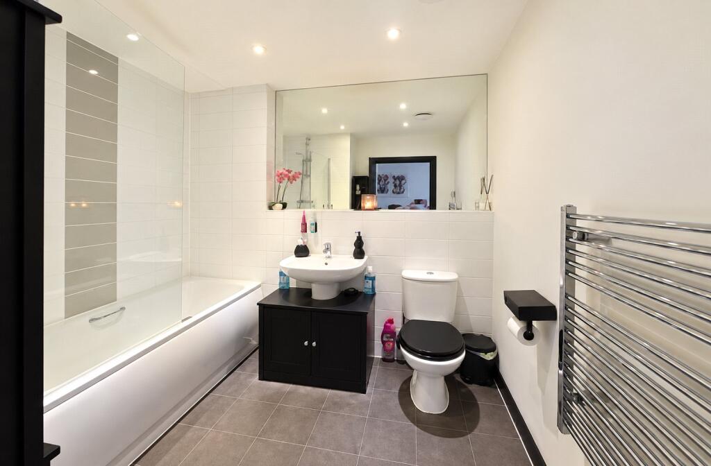 Apartment in Southend-on-Sea - More