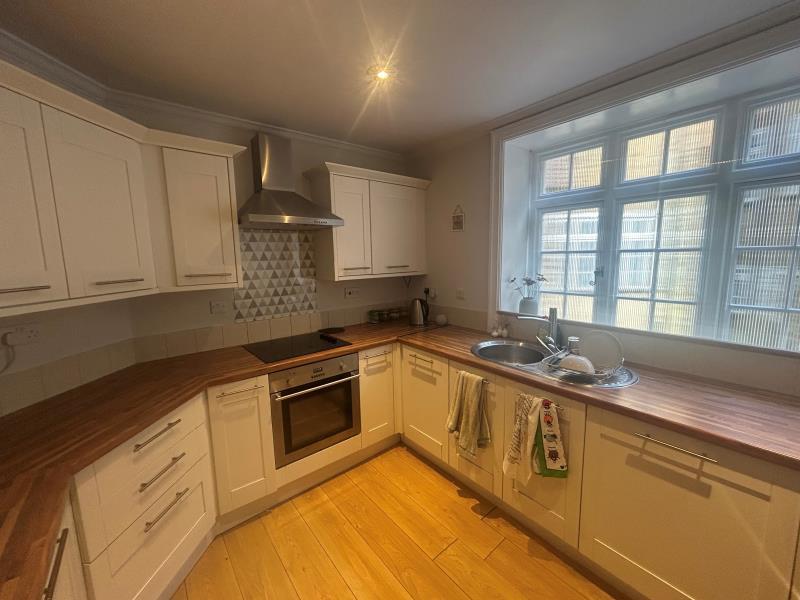 Apartment in Guildford, Surrey - View 4