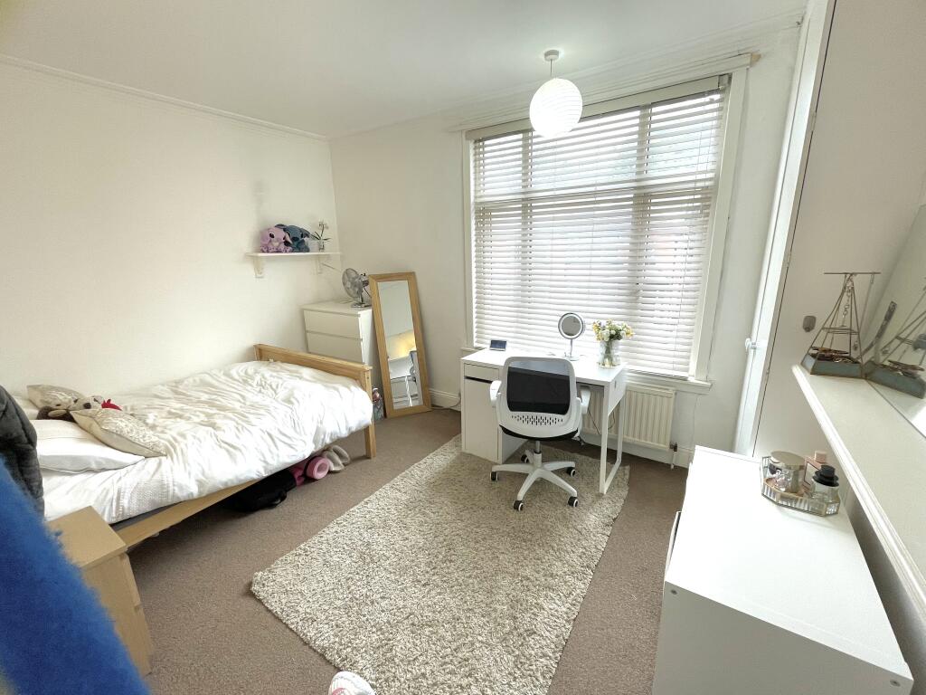 House in Leeds, West Yorkshire - View 2