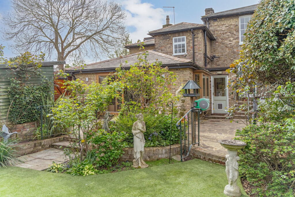 House in Twickenham - More