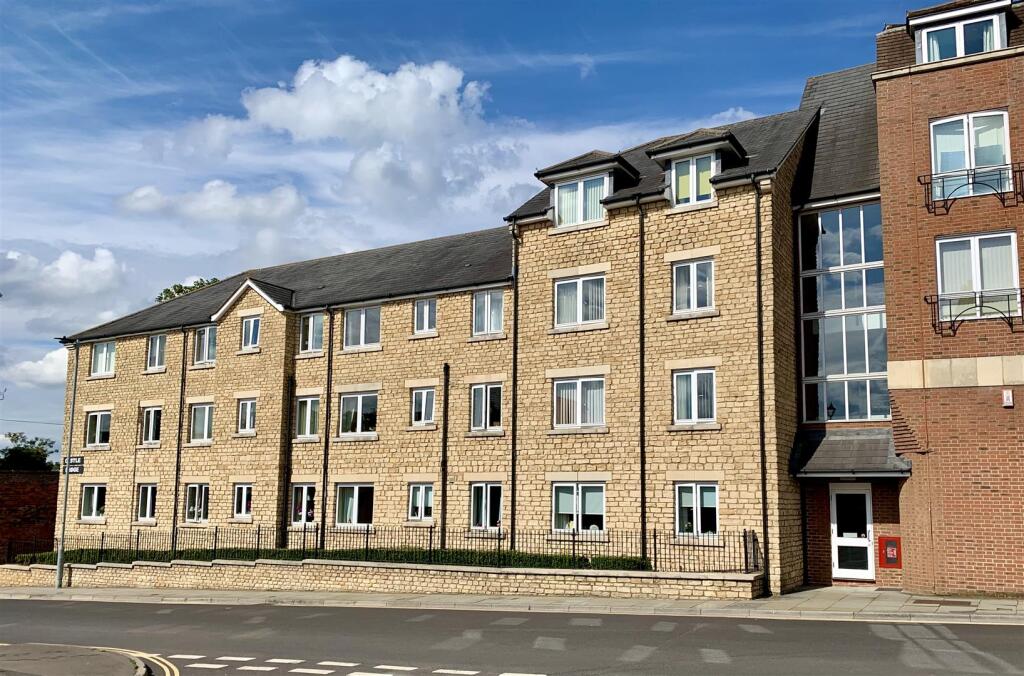 2-bed other on Castle Lodge, Chippenham, £189,950