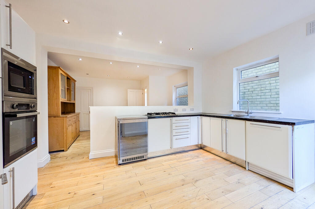 3 bedroom semi-detached house for rent