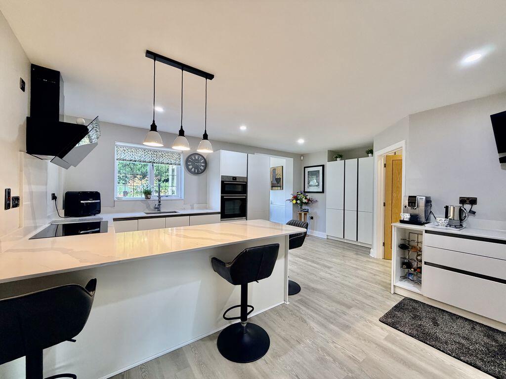 Super Family Home - Private Road - No Chain photo 4