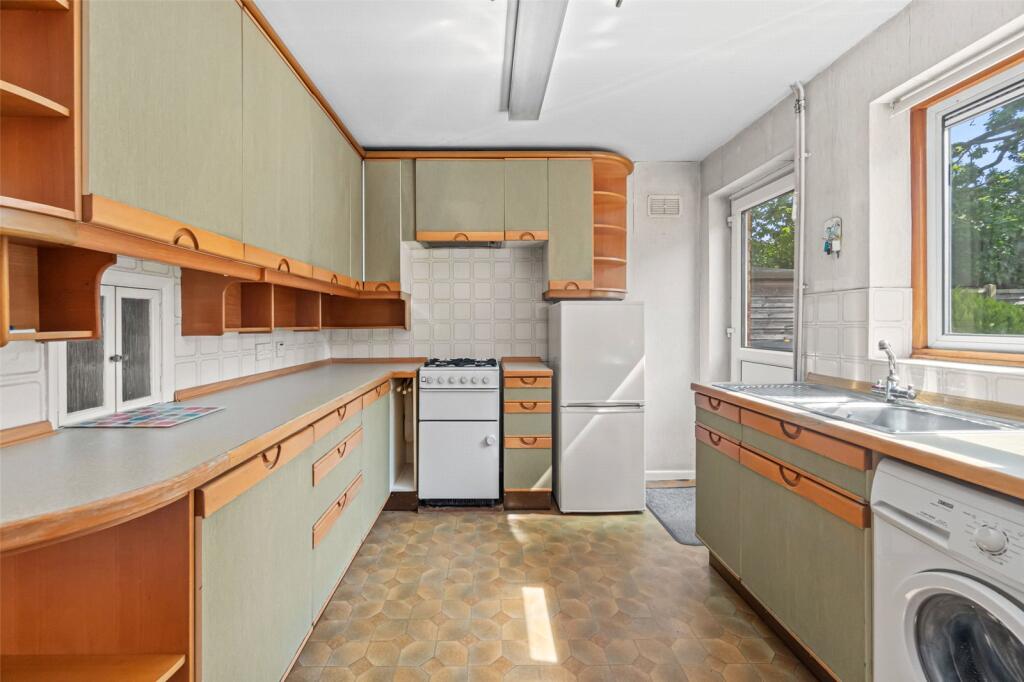 House in London, Hampton - View 5