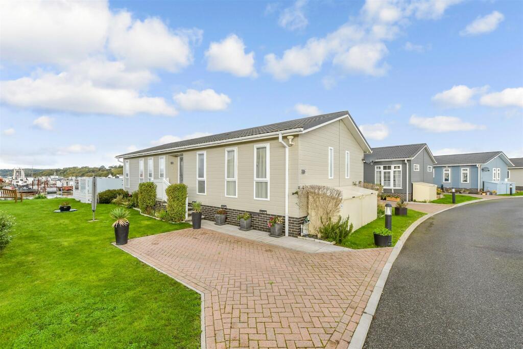 Peninsula Crescent, Hoo, Rochester, Kent photo 2