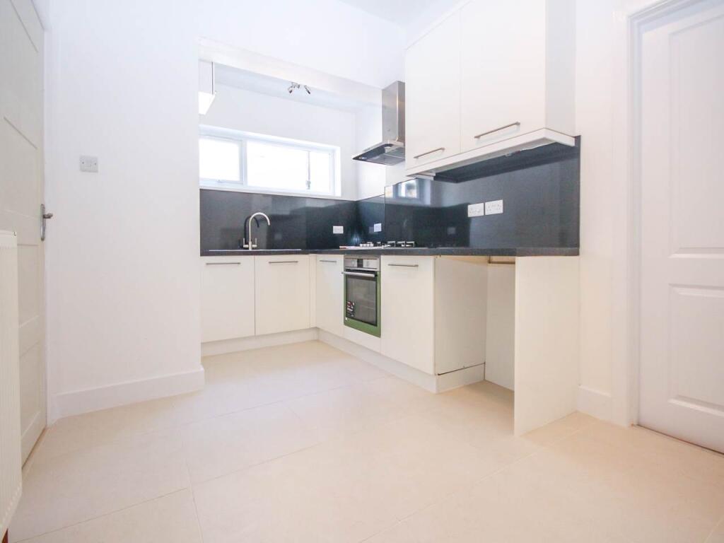 Apartment in Christchurch, Pokesdown, Bournemouth - View 3