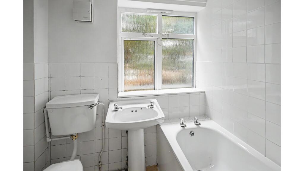Apartment in Mole Valley, Leatherhead - View 4