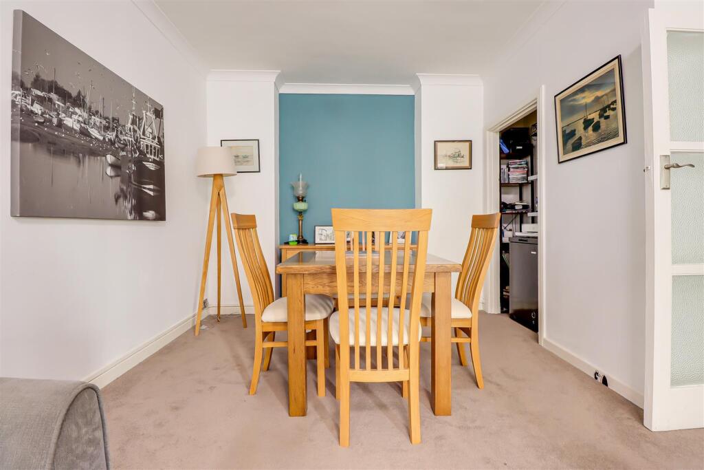 Apartment in Southend-on-Sea - More