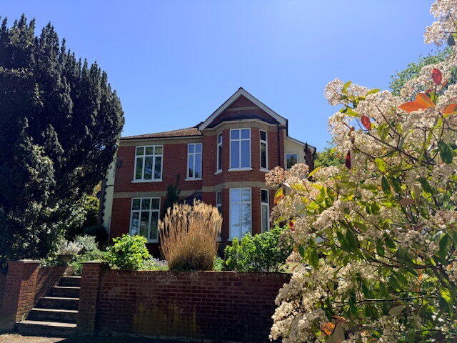 Main image of property: Guildford Road, Farnham, GU10 1PG