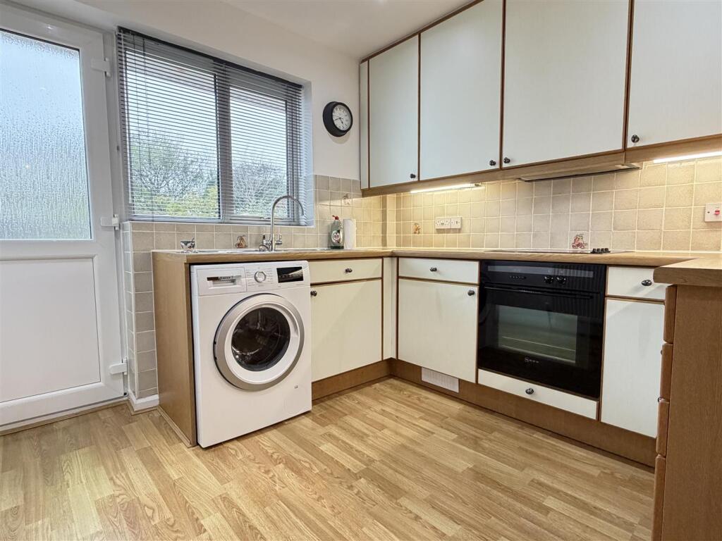Pinewood Crescent, Lytham photo 4