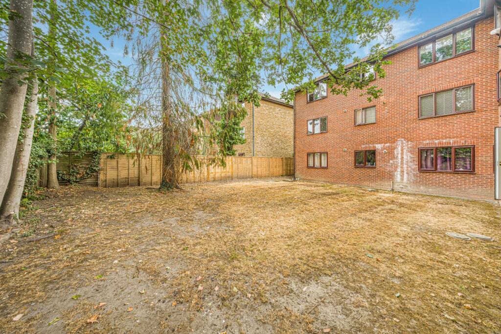 Apartment in Kingston upon Thames - View 4
