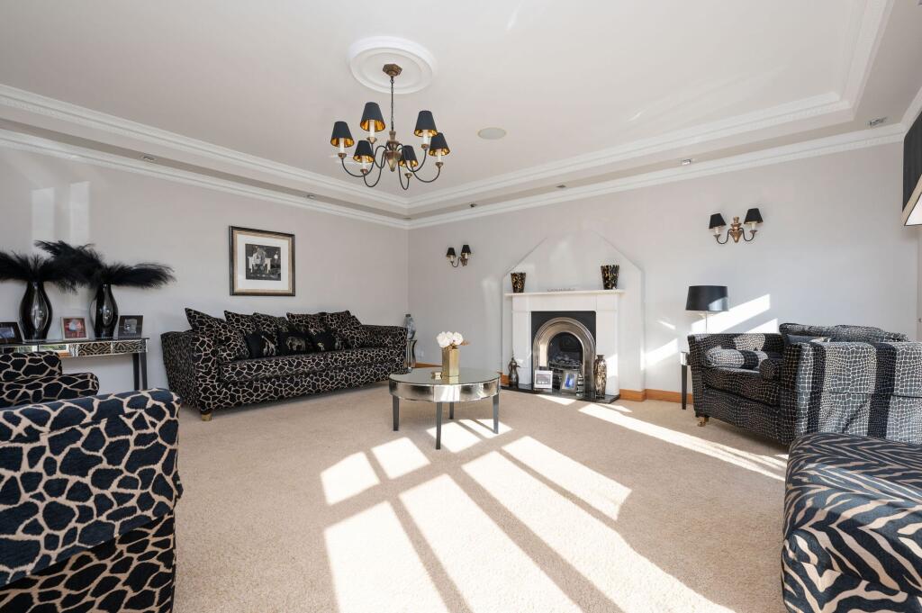 10 Hillcrest Square, Reddingmuirhead photo 3