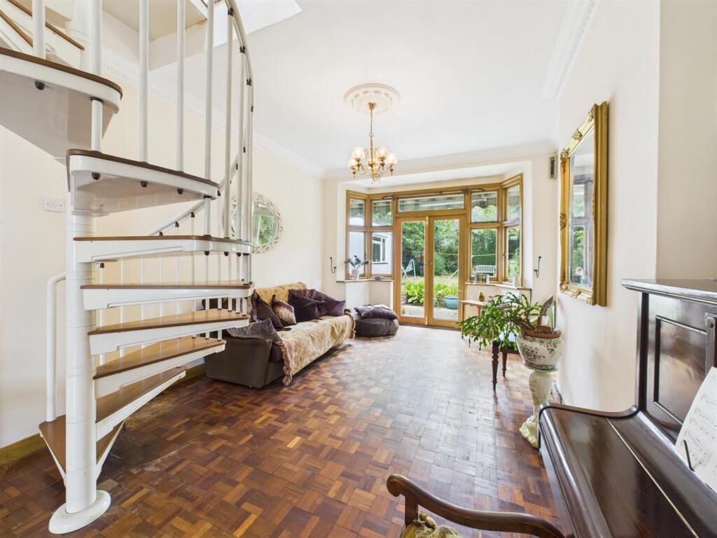 Eversley Crescent, Ruislip photo 4