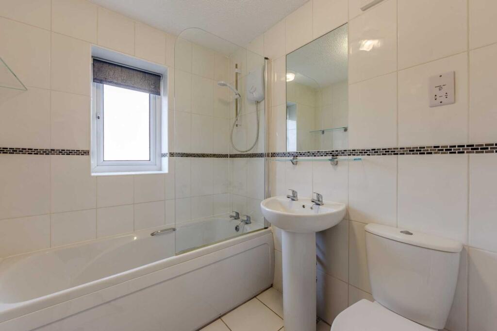 House in Leeds, Blackgates, West Ardsley - More
