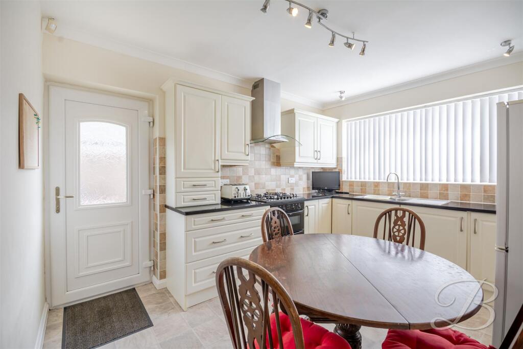 House in Mansfield, Nottinghamshire - View 4
