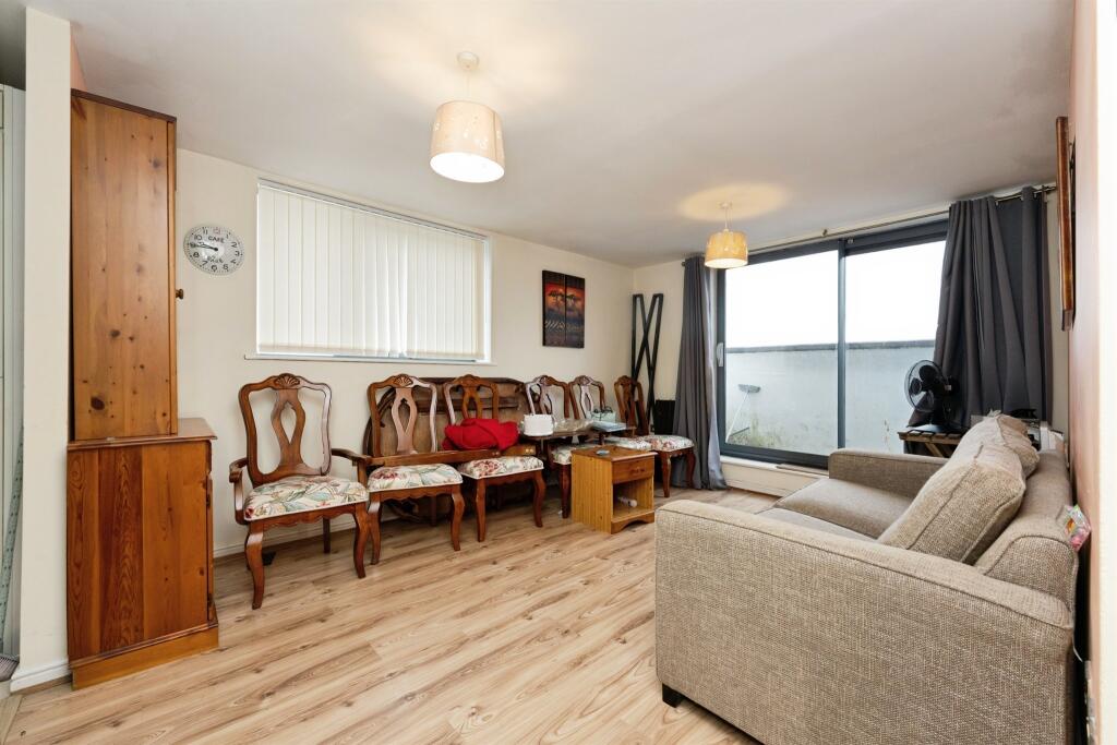 Apartment in Watford, Hertfordshire - View 5