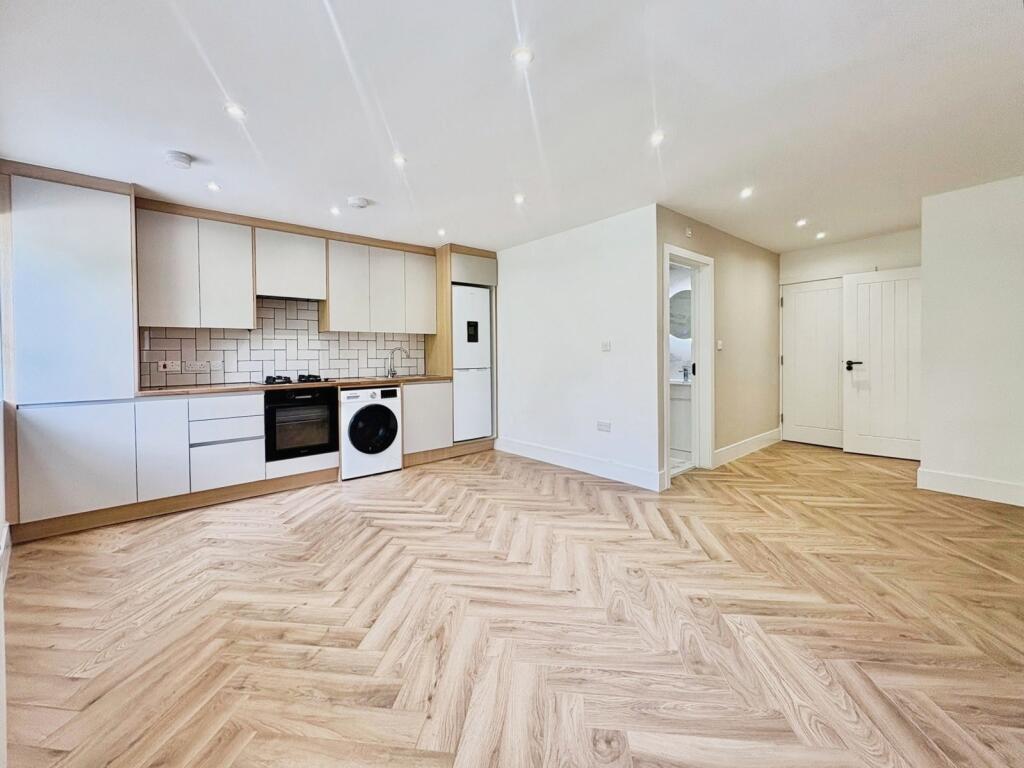 Apartment in Surrey Heath, Surrey - View 2