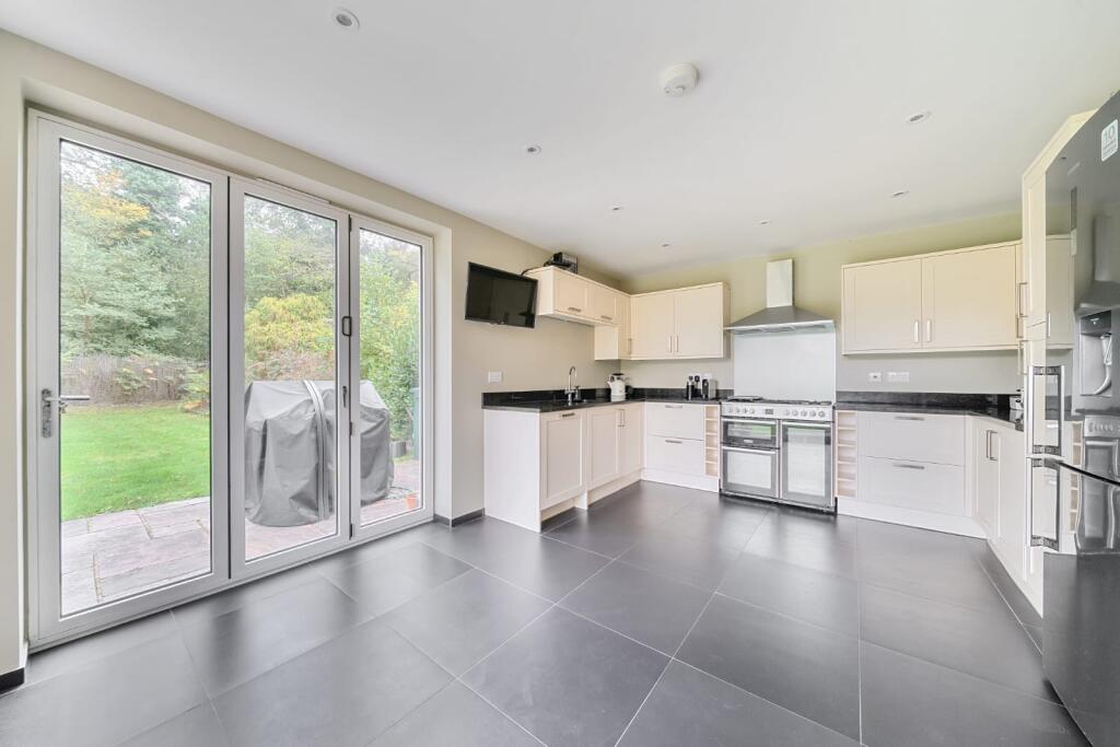 Almners Road, Chertsey, KT16 photo 4