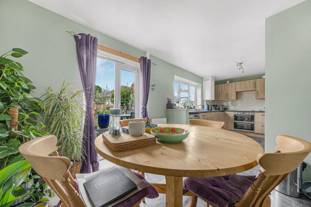 Charlton Lane, Shepperton, TW17 photo 3