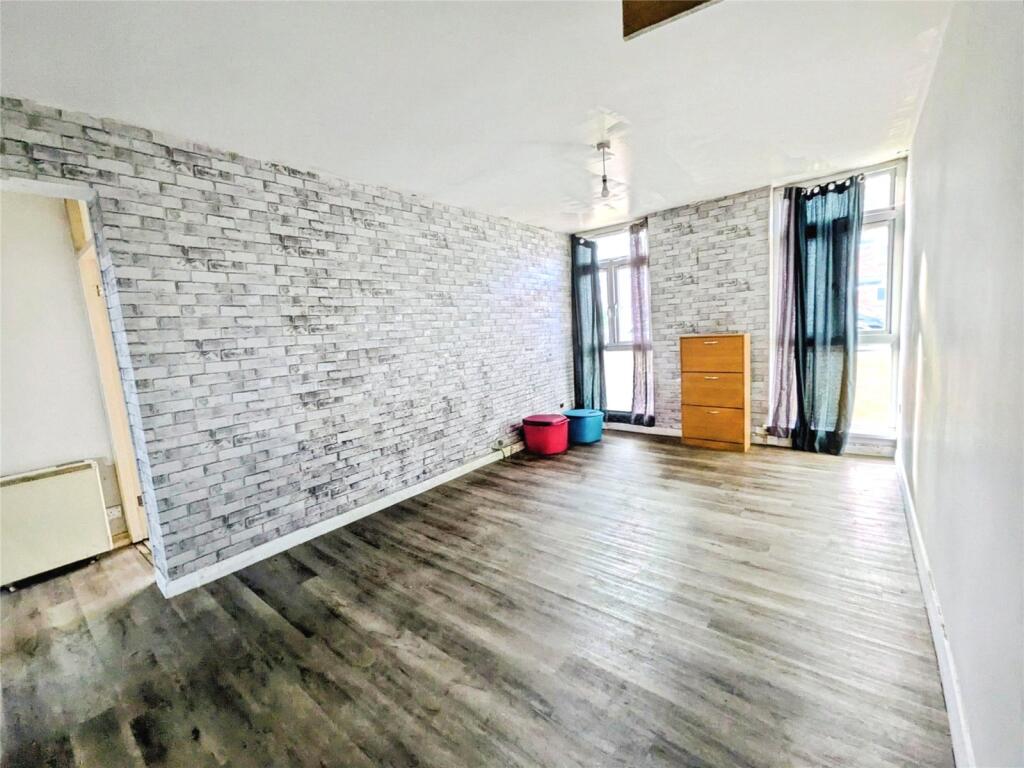 Apartment in Wolverhampton, West Midlands - View 4