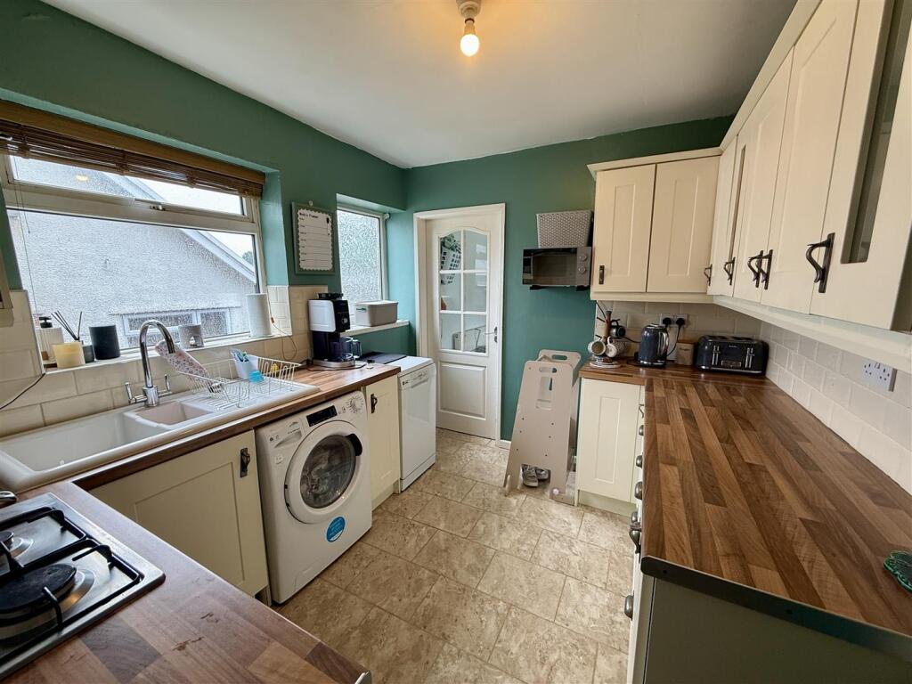 Rheidol Close, Cwmbach, Aberdare photo 3