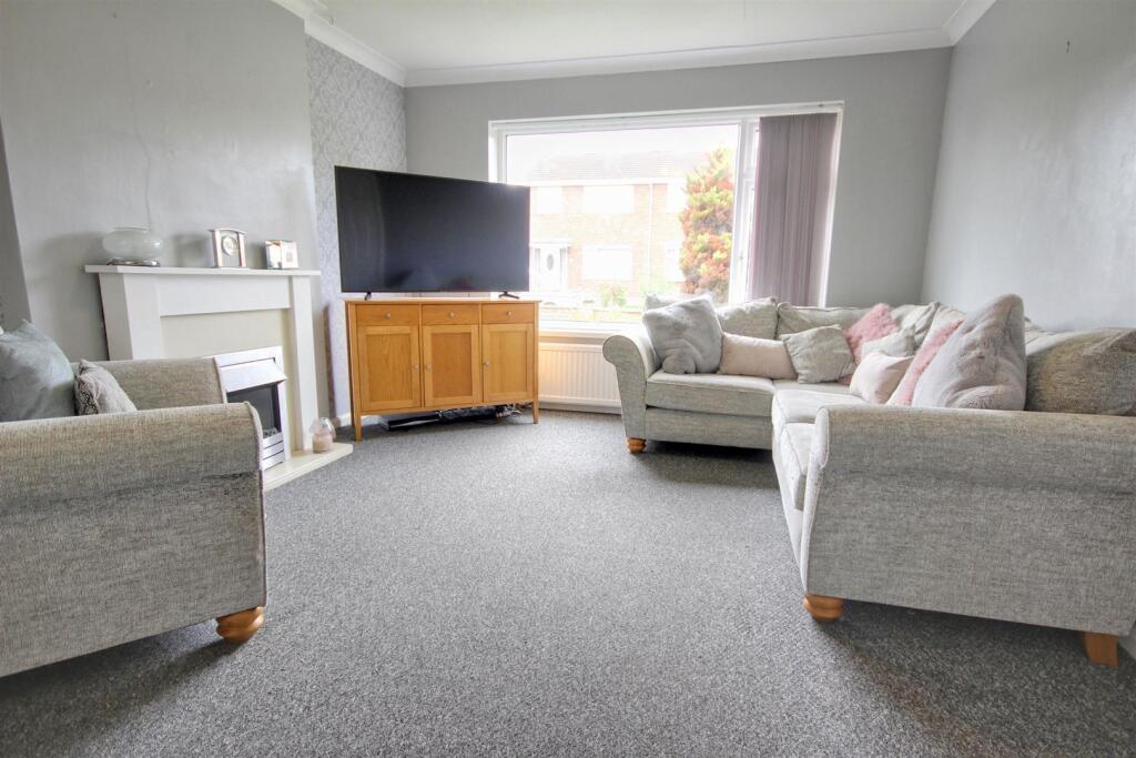 3-bed semi-detached on Ganton Way, Willerby, Hull, £210,000