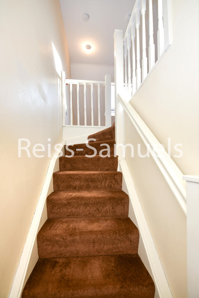 6 bedroom semi-detached house for rent