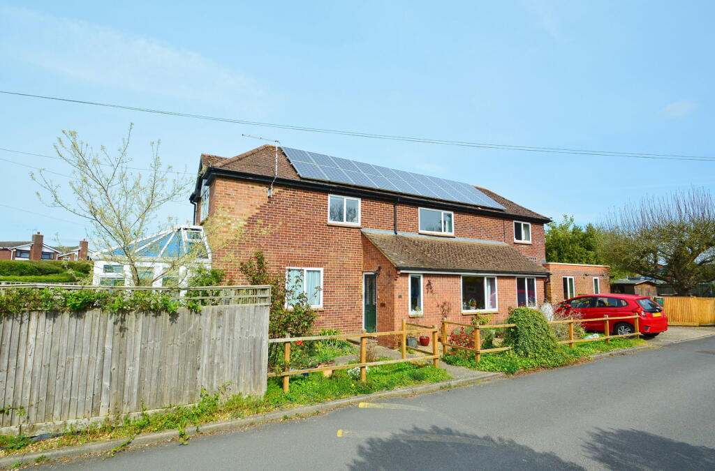 Main image of property: Queens Road, Thame, OX9 3NQ