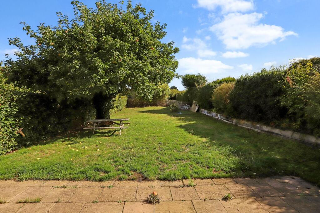 Little Green Lane, Farnham, GU9 - More