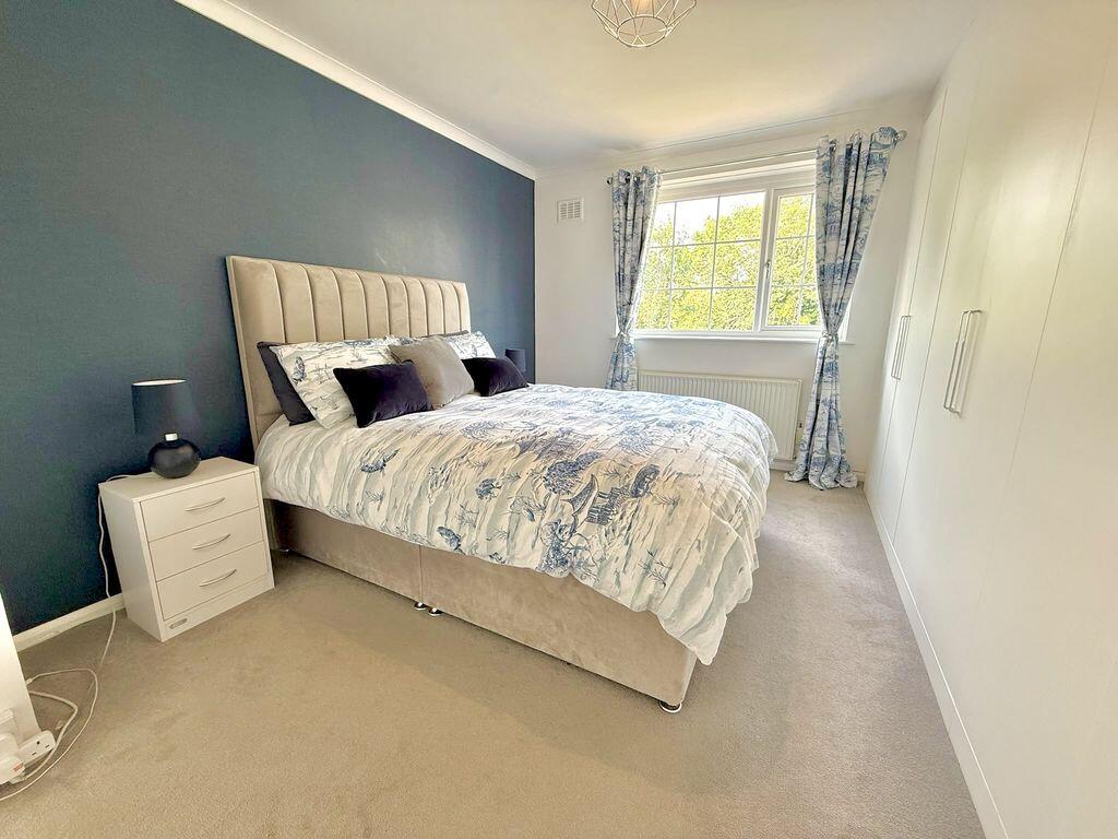 House in Houghton Regis, Central Bedfordshire - More