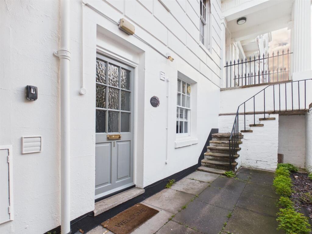 Main image of property: Clarendon Square, Leamington Spa, CV32 5QY