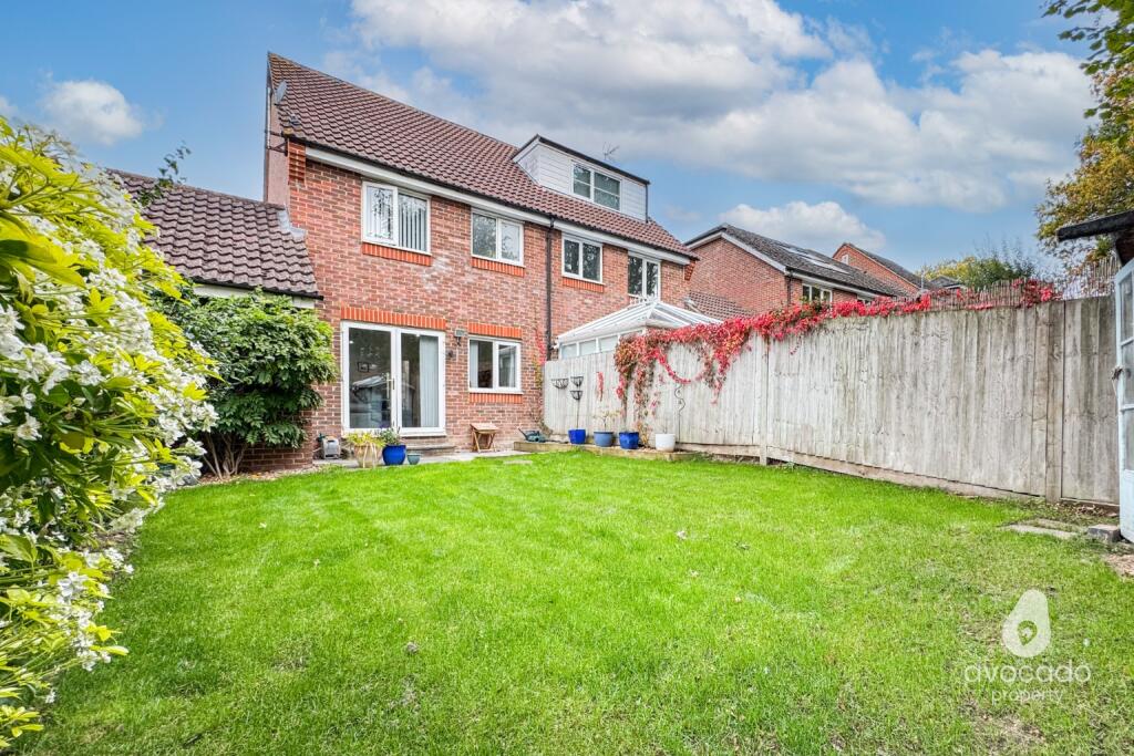 Woodcock Court, Three Mile Cross, RG7 photo 2