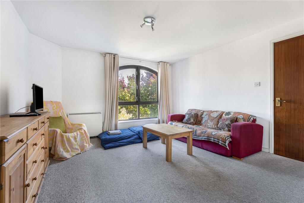 Main image of property: Spacious & Bright Oxford City-Center Flat
