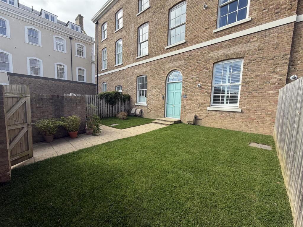 Crown Street West, Poundbury photo 2