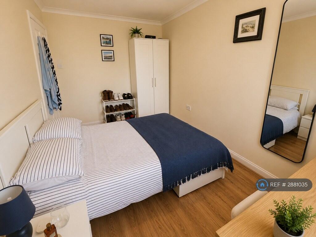 5 bedroom semi-detached house for rent