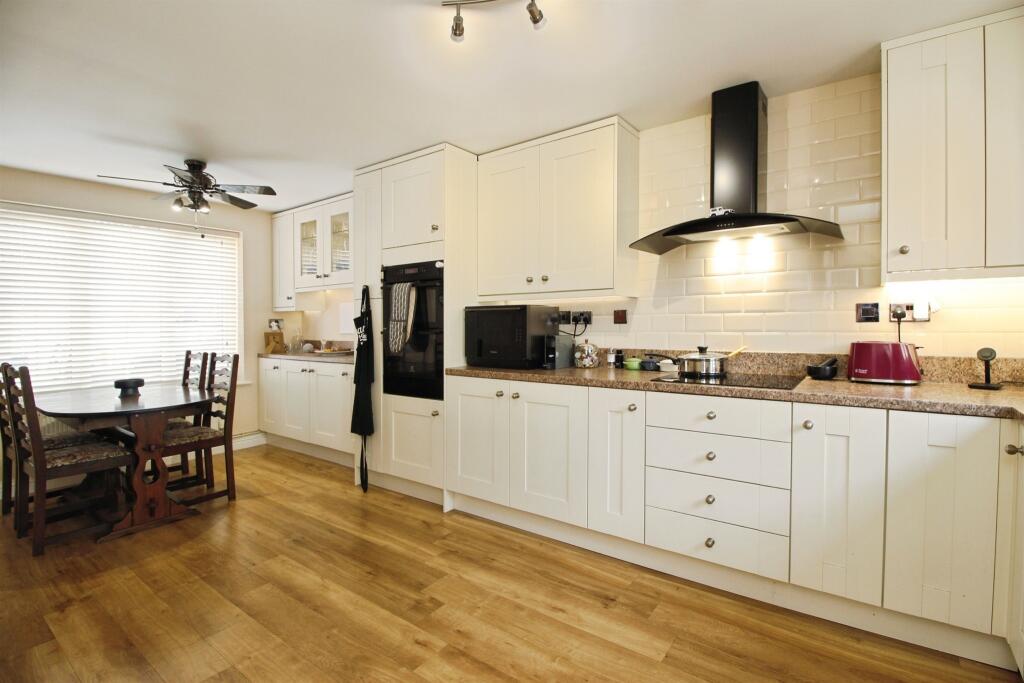 House in Huntingdonshire, Loves Farm, St Neots - View 5