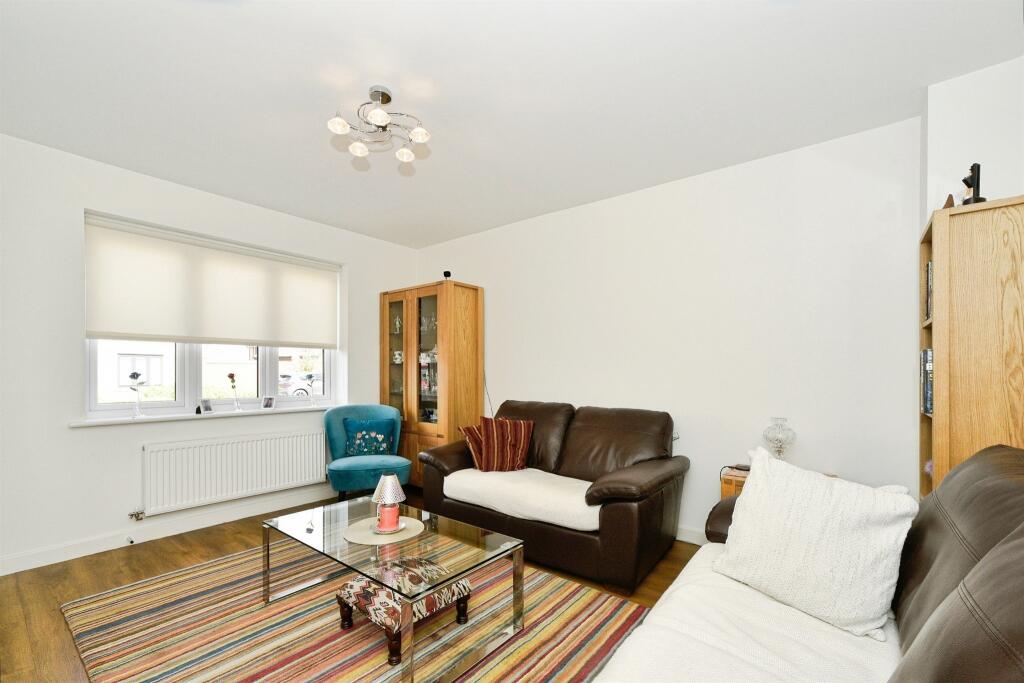 Clements Way, Shrivenham, Swindon photo 4