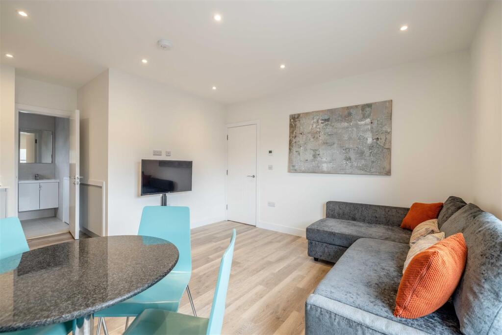Apartment in Windsor, Clewer Green - More
