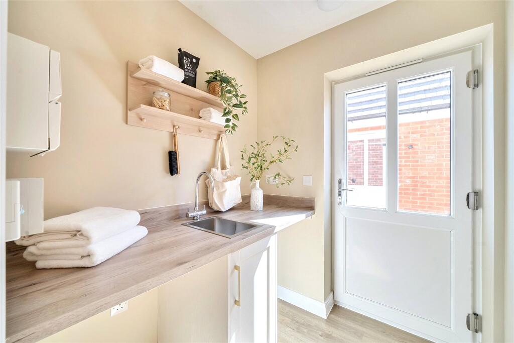 House in Gloucester - View 4