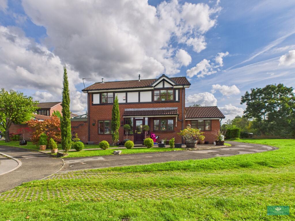 4-bed detached on Wendlebury Green, Wendlebury Green, Royton, Oldham, Greater Manchester, OL2, £367,500